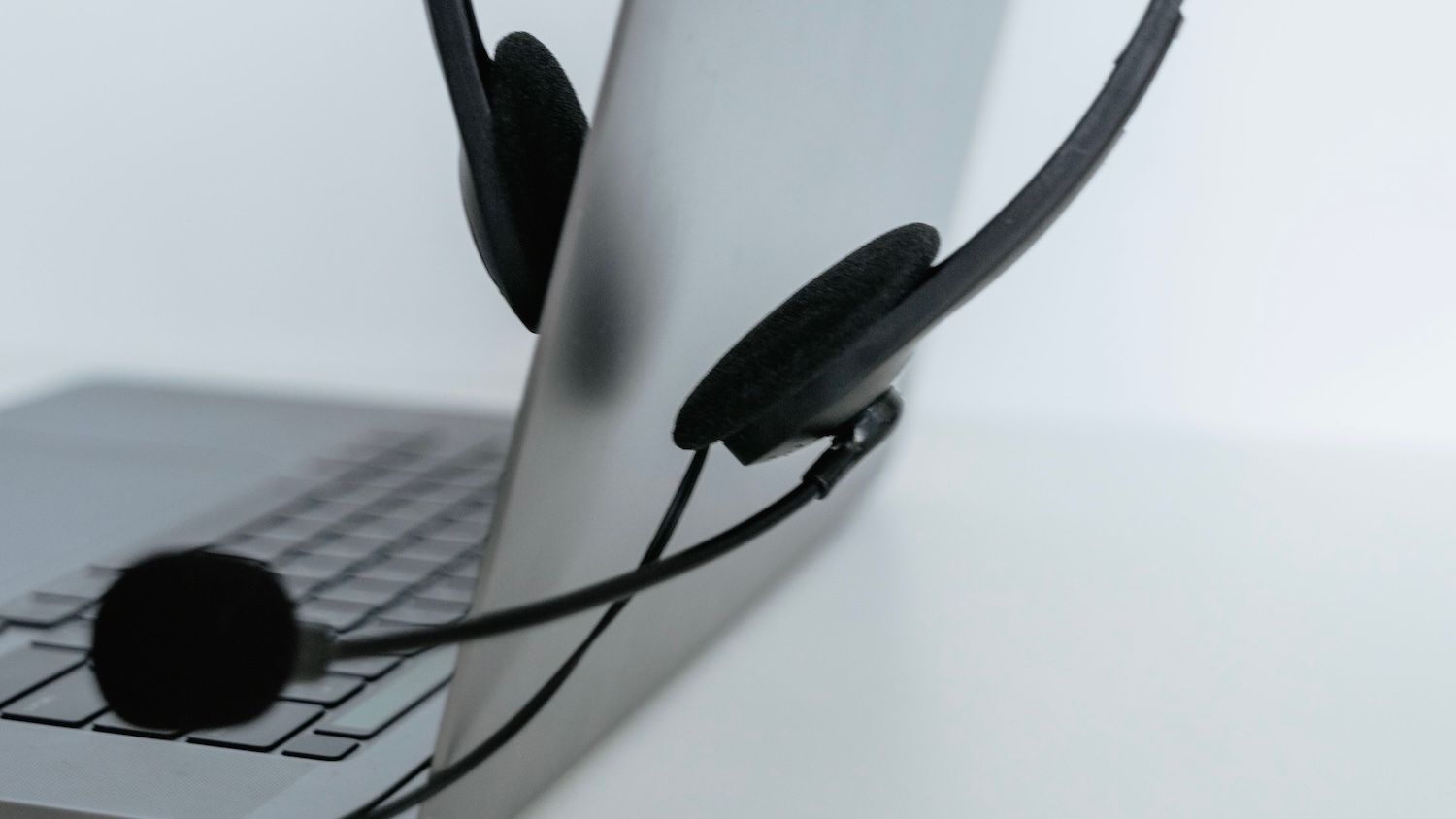 Ein IT-Experte arbeitet remote mit einem Laptop auf einer Parkbank