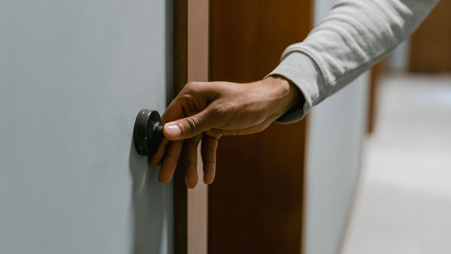 Ein IT-Experte richtet technische Hardware im Freien ein - Vor-Ort-Support